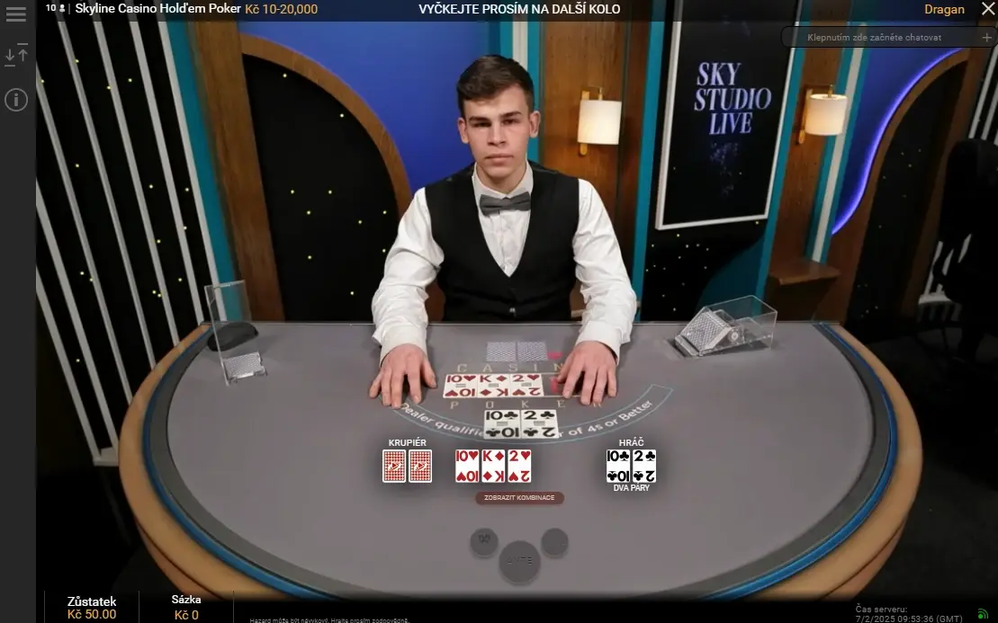 Živá hra Skyline Casino Hold’em Poker – krupiér ukazuje karty a kombinace hráče Krupiér u stolu během živé hry Skyline Casino Hold’em Poker s odkrytými kartami na stole